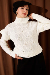 Dik Yaka Taşlı Triko Kazak