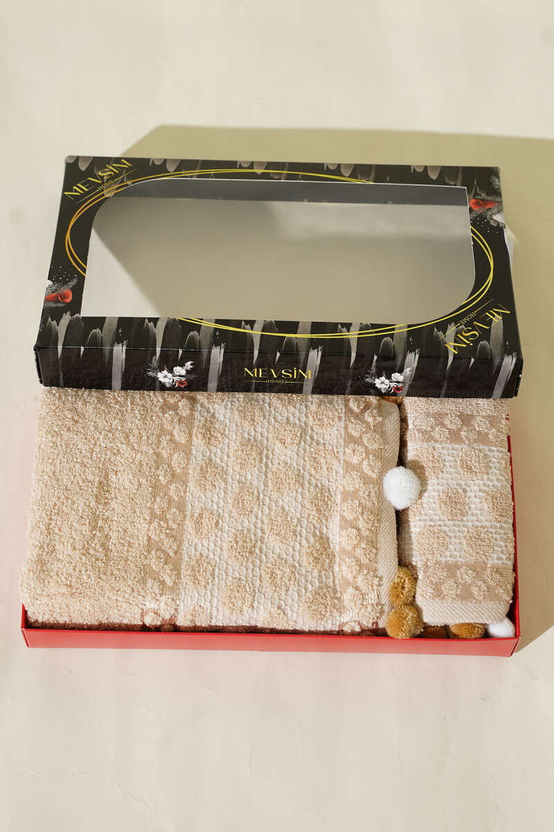 2Piece Pompom Towel Set Secondary image