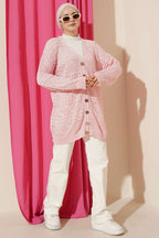 https://cdn.pazarium.com.tr/ahsap-dugmeli-araboy-ajurlu-triko-hirka-pembe-739775-18-B.jpg