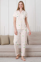 https://cdn.pazarium.com.tr/armut-desen-dugmeli-kisa-kol-pijama-takim-bej-610384-14-B.jpg