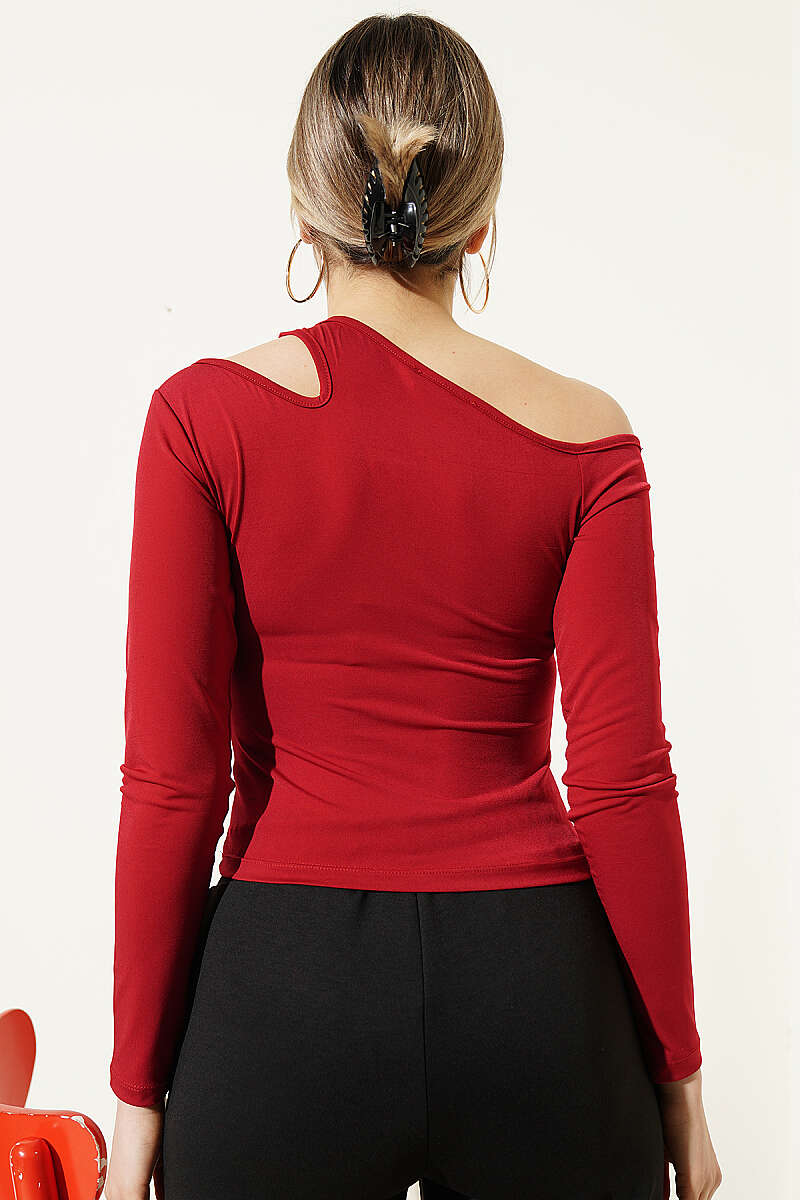 https://cdn.pazarium.com.tr/asimetrik-omuz-detayli-bluz-kirmizi-763733-18-B.jpg