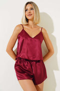 https://cdn.pazarium.com.tr/askili-saten-pijama-takimi-bordo-538592-12-B.jpg
