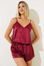https://cdn.pazarium.com.tr/askili-saten-pijama-takimi-bordo-538592-12-B.jpg