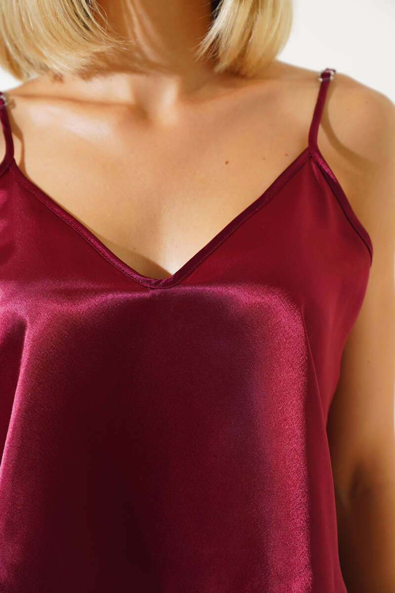 https://cdn.pazarium.com.tr/askili-saten-pijama-takimi-bordo-538595-12-B.jpg