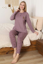 https://cdn.pazarium.com.tr/ayicik-nakisli-fitilli-uzun-kol-pijama-takimi-gul-kurusu-745913-18-B.jpg