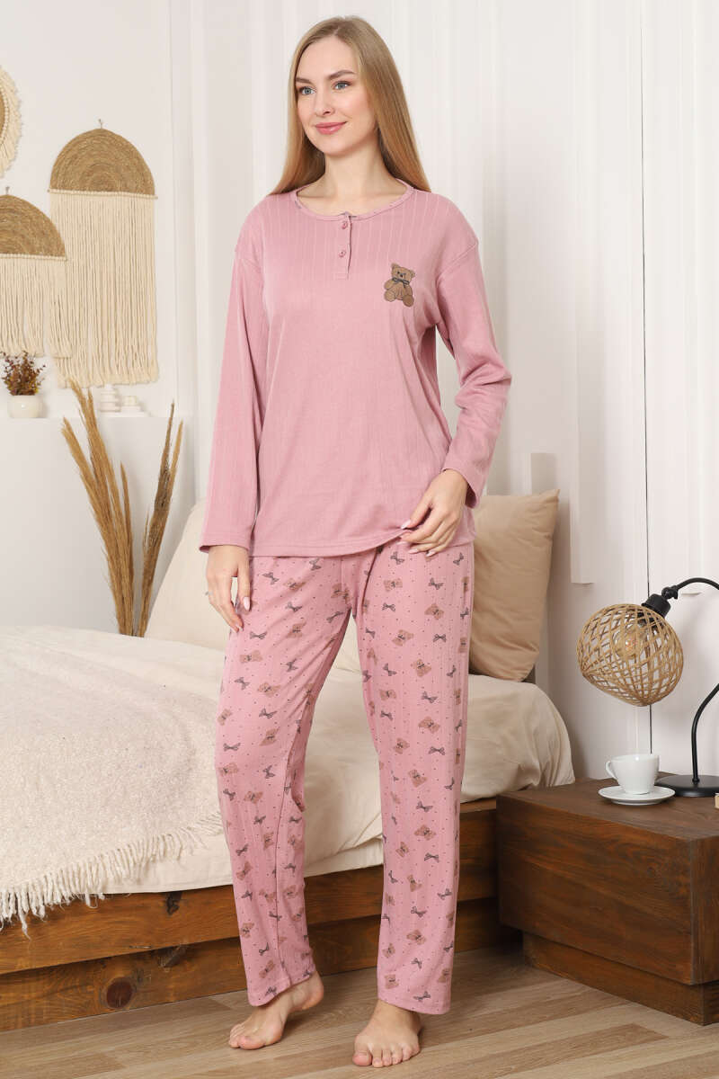 https://cdn.pazarium.com.tr/ayicik-nakisli-fitilli-uzun-kol-pijama-takimi-pudra-745916-18-B.jpg