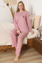 https://cdn.pazarium.com.tr/ayicik-nakisli-fitilli-uzun-kol-pijama-takimi-pudra-745917-18-B.jpg