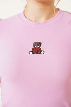 https://cdn.pazarium.com.tr/ayicik-nakisli-kisa-kol-crop-pembe-607738-14-B.jpg