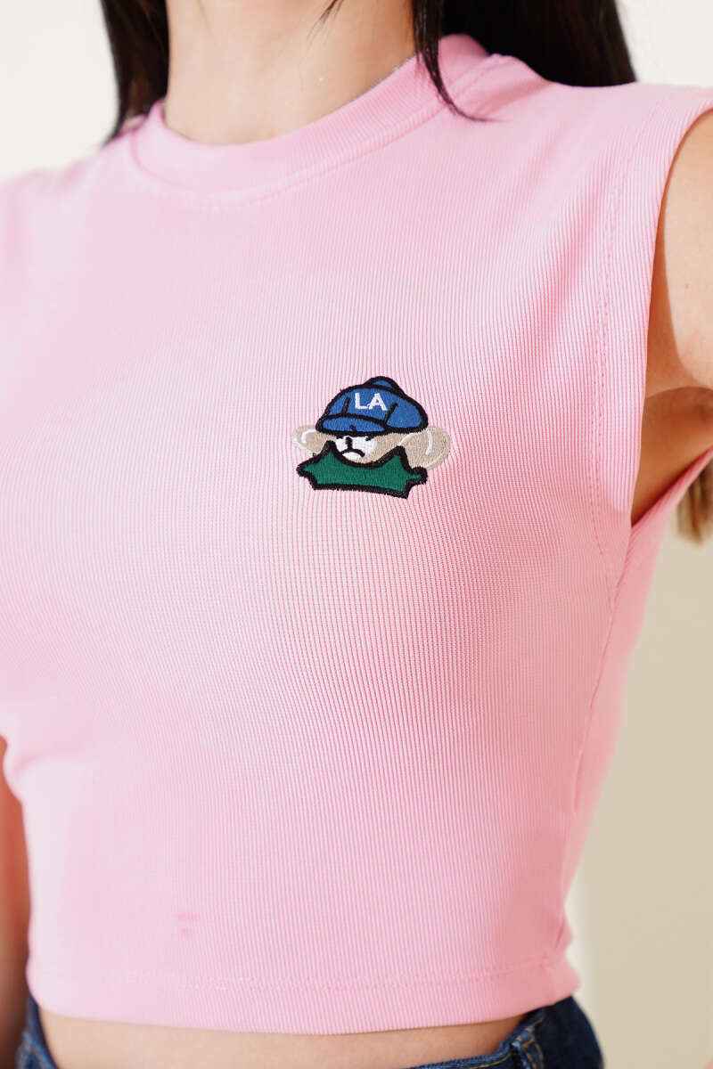 https://cdn.pazarium.com.tr/ayicik-nakisli-kolsuz-crop-pembe-590186-14-B.jpg