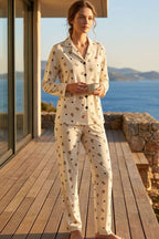 https://cdn.pazarium.com.tr/ayicik-nakisli-kruvaze-yaka-kadin-pijama-takimi-bej-840486-20-B.jpg