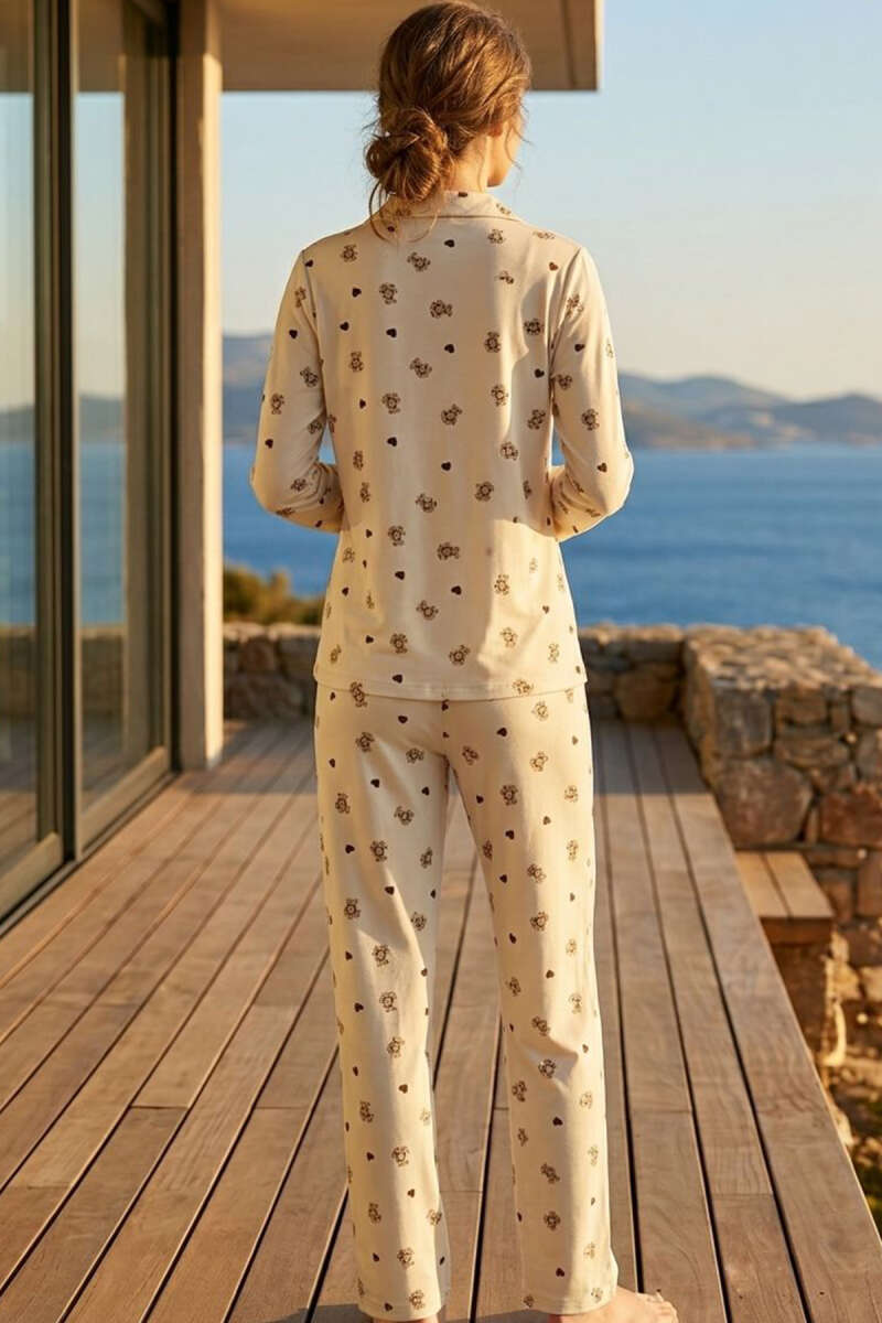 https://cdn.pazarium.com.tr/ayicik-nakisli-kruvaze-yaka-kadin-pijama-takimi-bej-840487-20-B.jpg