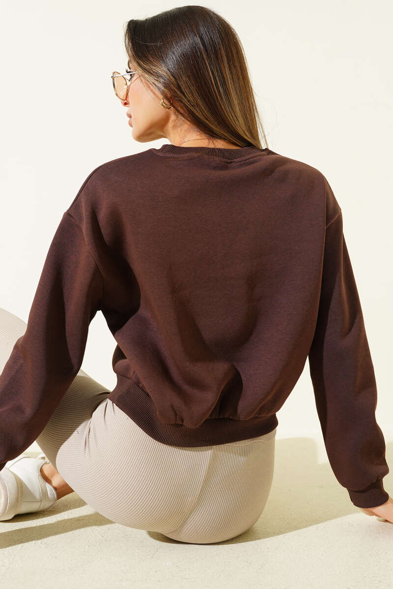 https://cdn.pazarium.com.tr/basic-bisiklet-yaka-uc-ip-sweatshirt-kahve-700530-16-B.jpg
