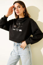 https://cdn.pazarium.com.tr/baskili-bisiklet-yaka-sweatshirt-siyah-704528-17-B.jpg