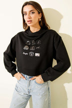 https://cdn.pazarium.com.tr/baskili-bisiklet-yaka-sweatshirt-siyah-704529-17-B.jpg