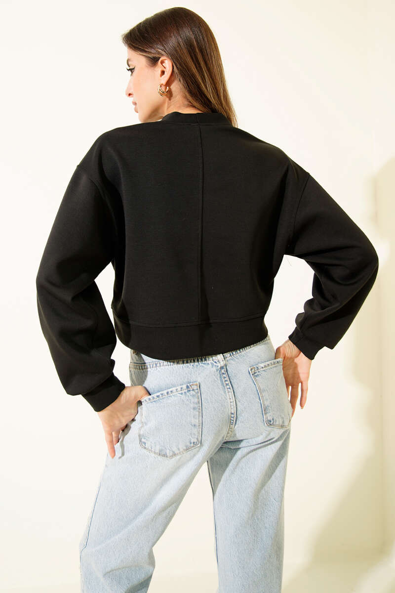 https://cdn.pazarium.com.tr/baskili-bisiklet-yaka-sweatshirt-siyah-704530-17-B.jpg
