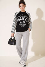 https://cdn.pazarium.com.tr/baskili-cizgi-detayli-sweatshirt-siyah-842322-20-B.jpg