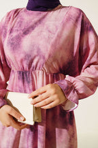 https://cdn.pazarium.com.tr/batik-desen-bel-lastikli-elbise-menekse-524901-12-B.jpg