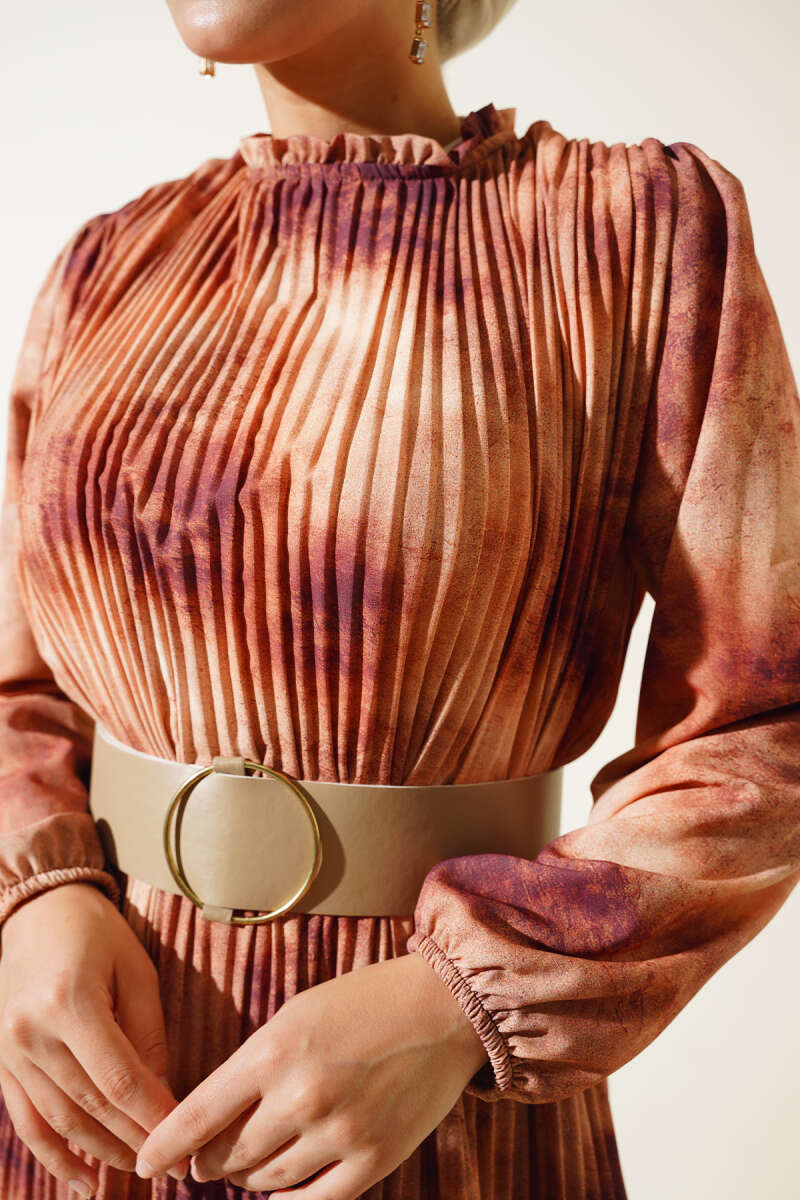 https://cdn.pazarium.com.tr/batik-desen-pileli-sifon-elbise-kahve-524372-12-B.jpg