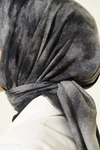 https://cdn.pazarium.com.tr/batik-desen-soft-kras-serisi-esarp-fume-818299-20-B.jpg
