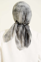 https://cdn.pazarium.com.tr/batik-desen-soft-kras-serisi-esarp-gri-818294-20-B.jpg