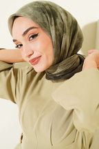 https://cdn.pazarium.com.tr/batik-desen-soft-kras-serisi-esarp-haki-818002-20-B.jpg