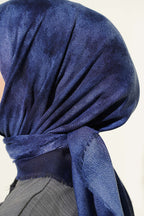 https://cdn.pazarium.com.tr/batik-desen-soft-kras-serisi-esarp-lacivert-813695-20-B.jpg