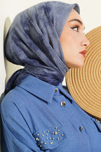 https://cdn.pazarium.com.tr/batik-desen-soft-kras-serisi-esarp-mavi-813506-20-B.jpg