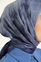 https://cdn.pazarium.com.tr/batik-desen-soft-kras-serisi-esarp-mavi-813508-20-B.jpg