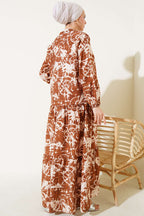 https://cdn.pazarium.com.tr/batik-desen-yarim-dugmeli-elbise-taba-585613-14-B.jpg