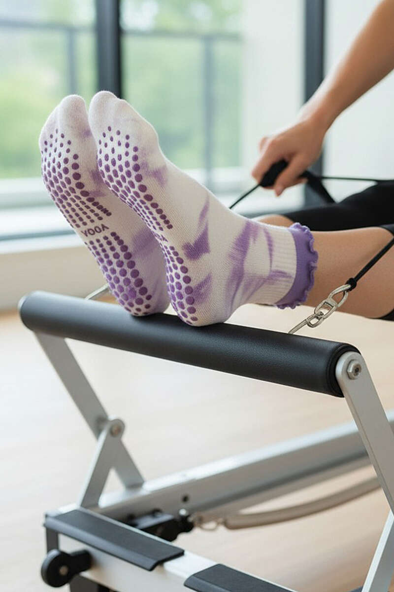 https://cdn.pazarium.com.tr/batik-desenli-pilates-soket-corap-lila-818820-20-B.jpg