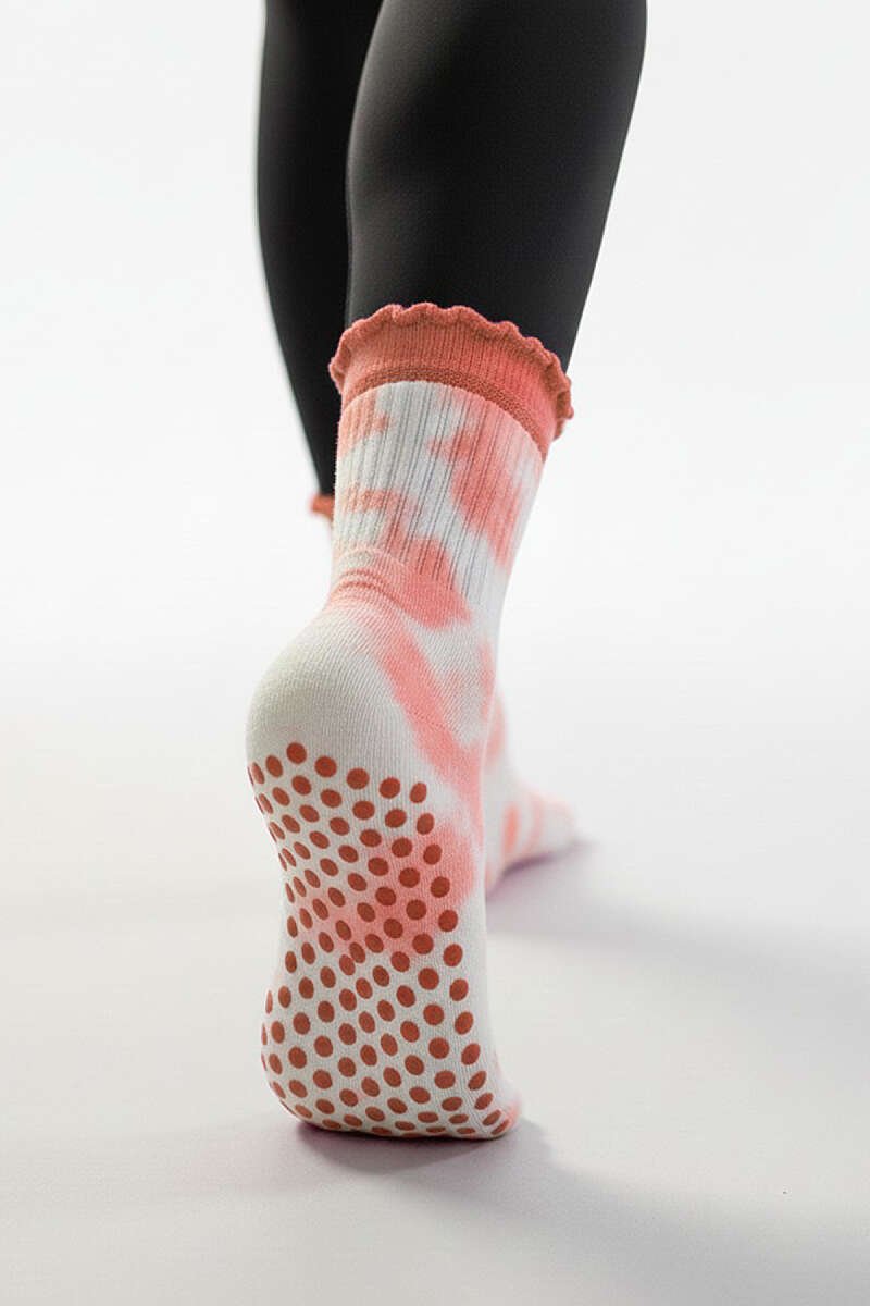 https://cdn.pazarium.com.tr/batik-desenli-pilates-soket-corap-pudra-818822-20-B.jpg