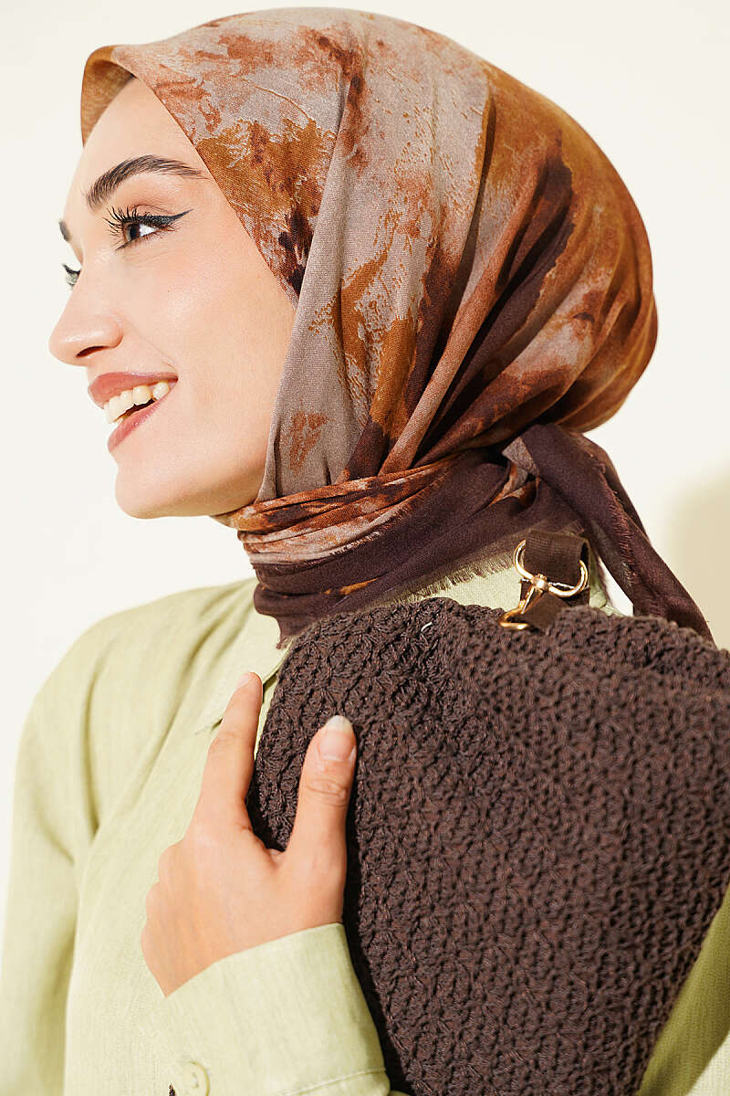https://cdn.pazarium.com.tr/batik-desenli-soft-esarp-aci-kahve-813944-20-B.jpg