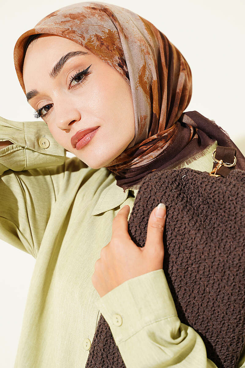 https://cdn.pazarium.com.tr/batik-desenli-soft-esarp-aci-kahve-813945-20-B.jpg