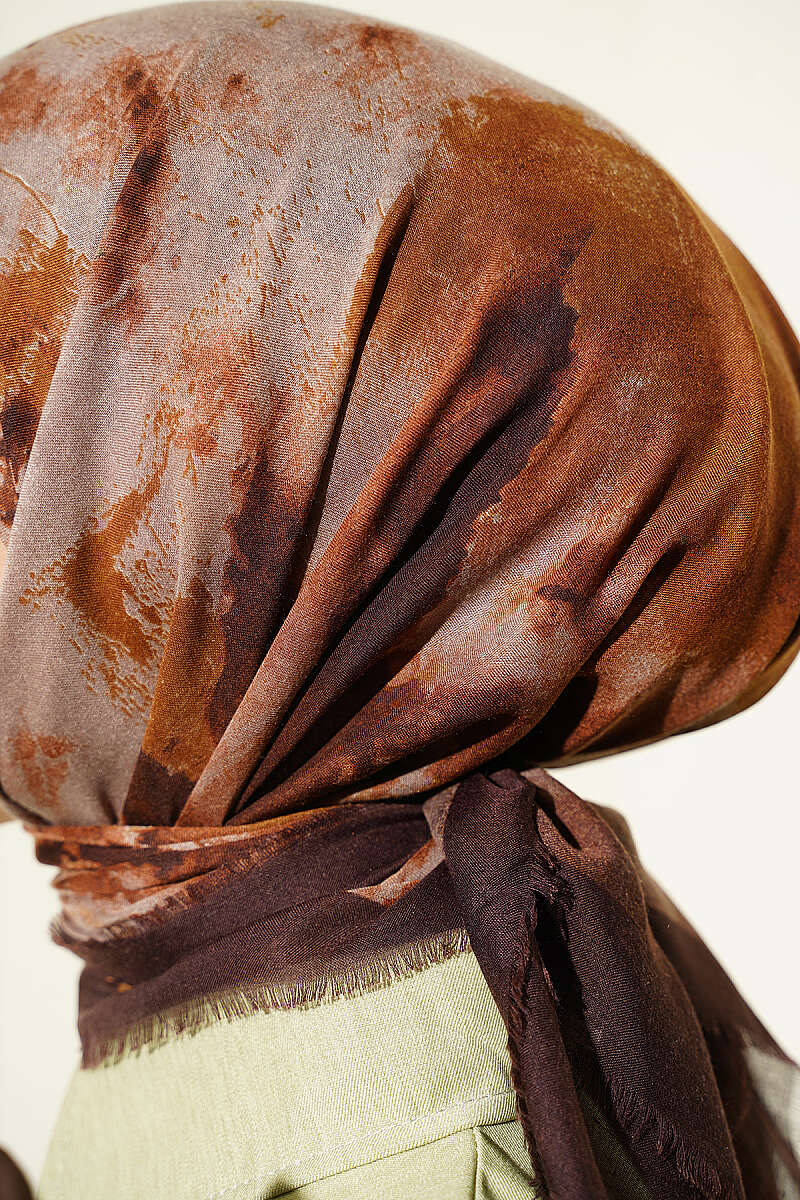 https://cdn.pazarium.com.tr/batik-desenli-soft-esarp-aci-kahve-813947-20-B.jpg