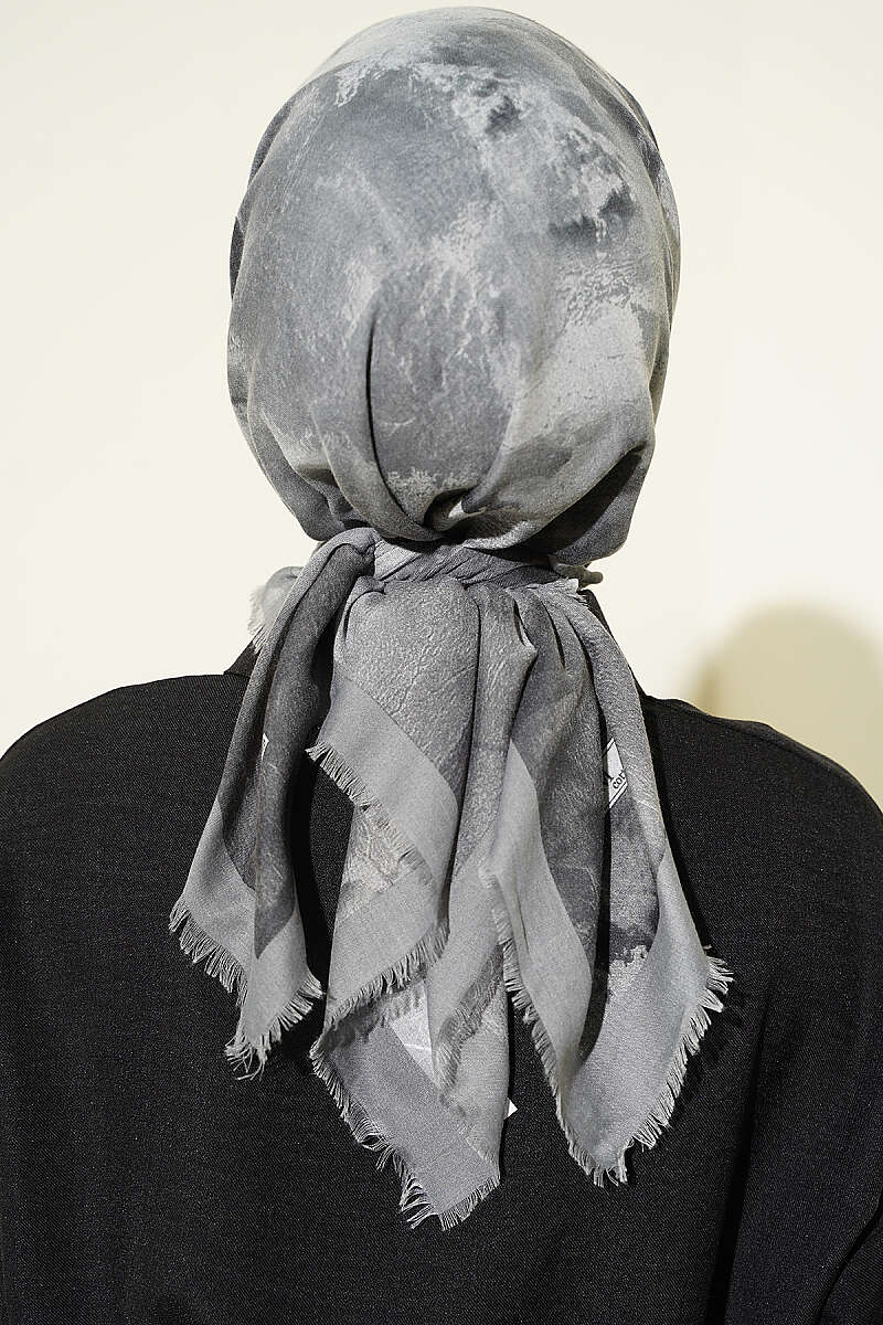 https://cdn.pazarium.com.tr/batik-desenli-soft-esarp-gri-813499-20-B.jpg