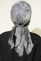 https://cdn.pazarium.com.tr/batik-desenli-soft-esarp-gri-813499-20-B.jpg