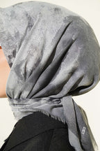 https://cdn.pazarium.com.tr/batik-desenli-soft-esarp-gri-813500-20-B.jpg