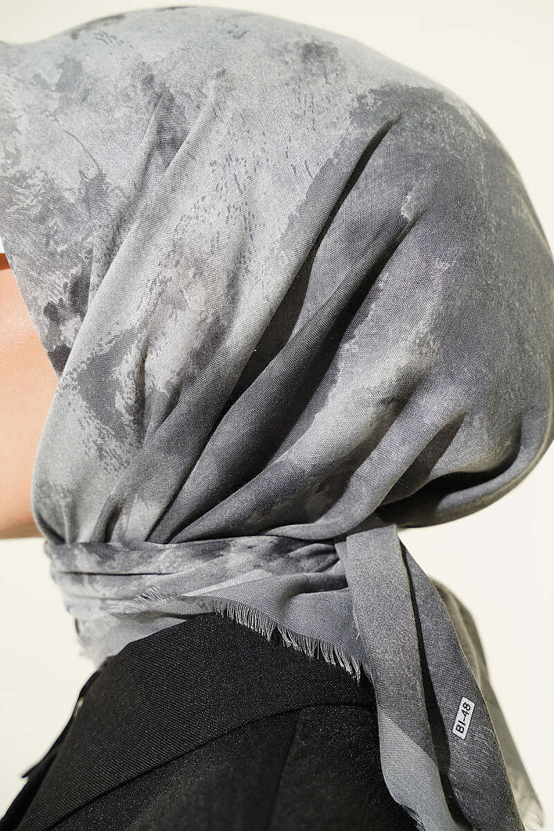 https://cdn.pazarium.com.tr/batik-desenli-soft-esarp-gri-813500-20-B.jpg