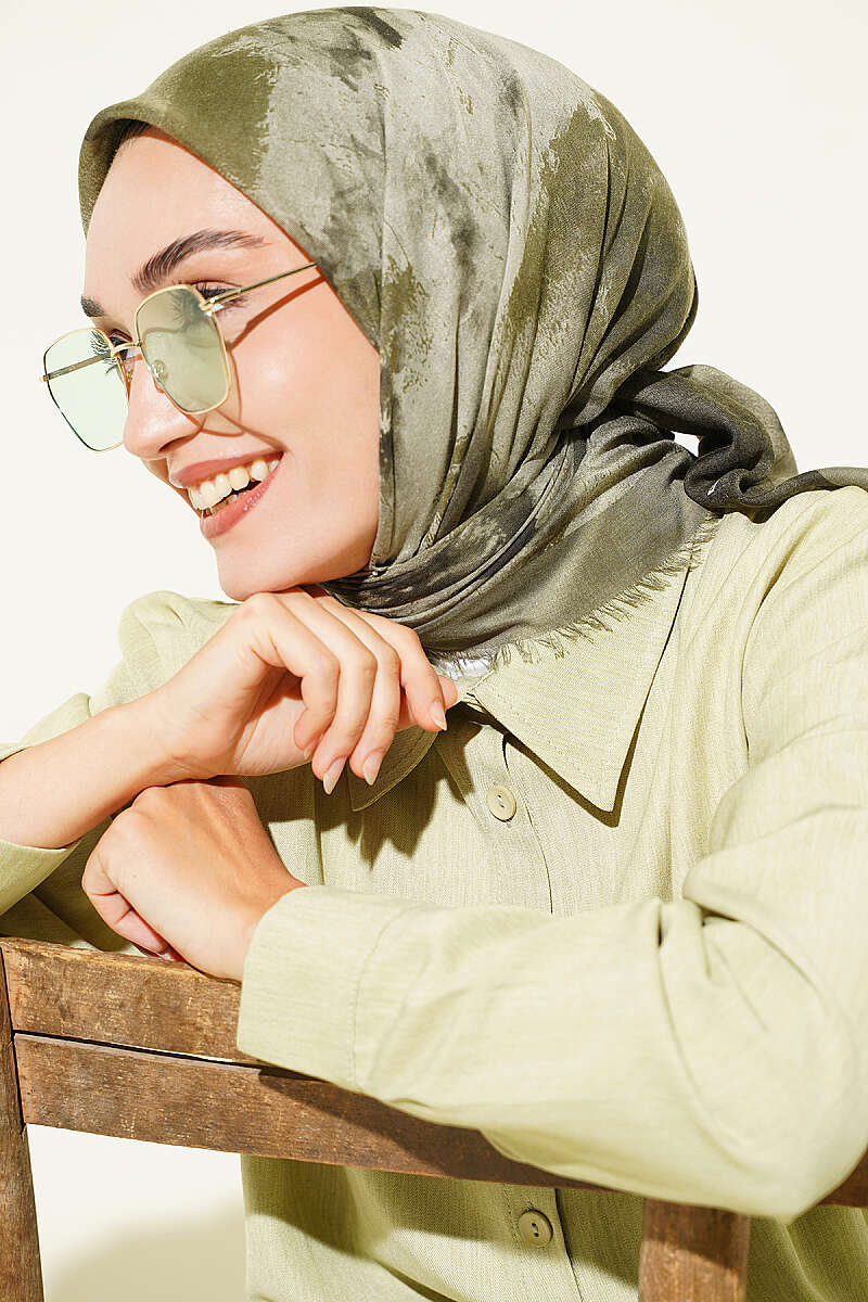 https://cdn.pazarium.com.tr/batik-desenli-soft-esarp-haki-813952-20-B.jpg