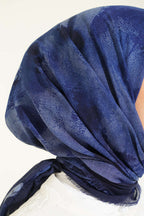 https://cdn.pazarium.com.tr/batik-desenli-soft-esarp-lacivert-813959-20-B.jpg