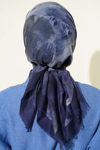 https://cdn.pazarium.com.tr/batik-desenli-soft-esarp-lacivert-mavi-813503-20-B.jpg