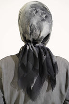 https://cdn.pazarium.com.tr/batik-desenli-soft-esarp-siyah-fume-813730-20-B.jpg