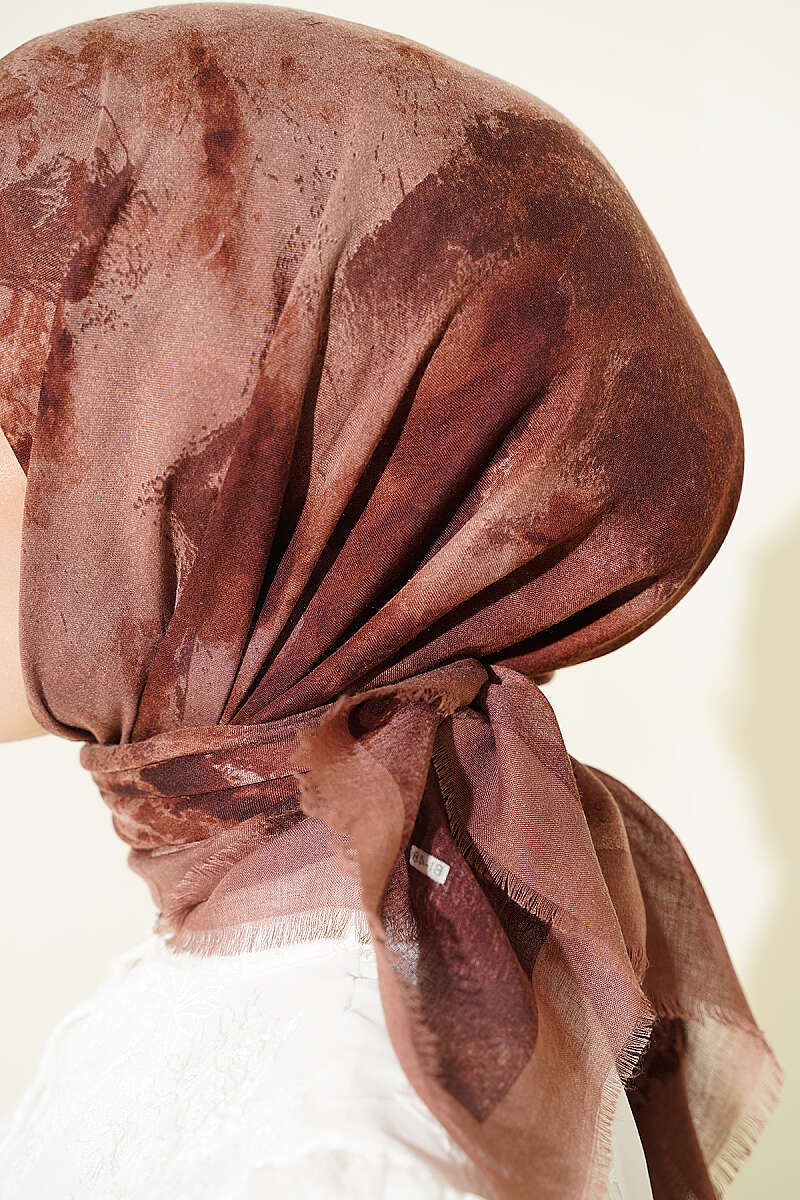 https://cdn.pazarium.com.tr/batik-desenli-soft-esarp-sutlu-kahve-813963-20-B.jpg