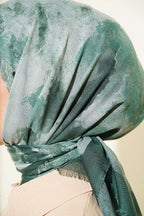 https://cdn.pazarium.com.tr/batik-desenli-soft-esarp-zumrut-813971-20-B.jpg