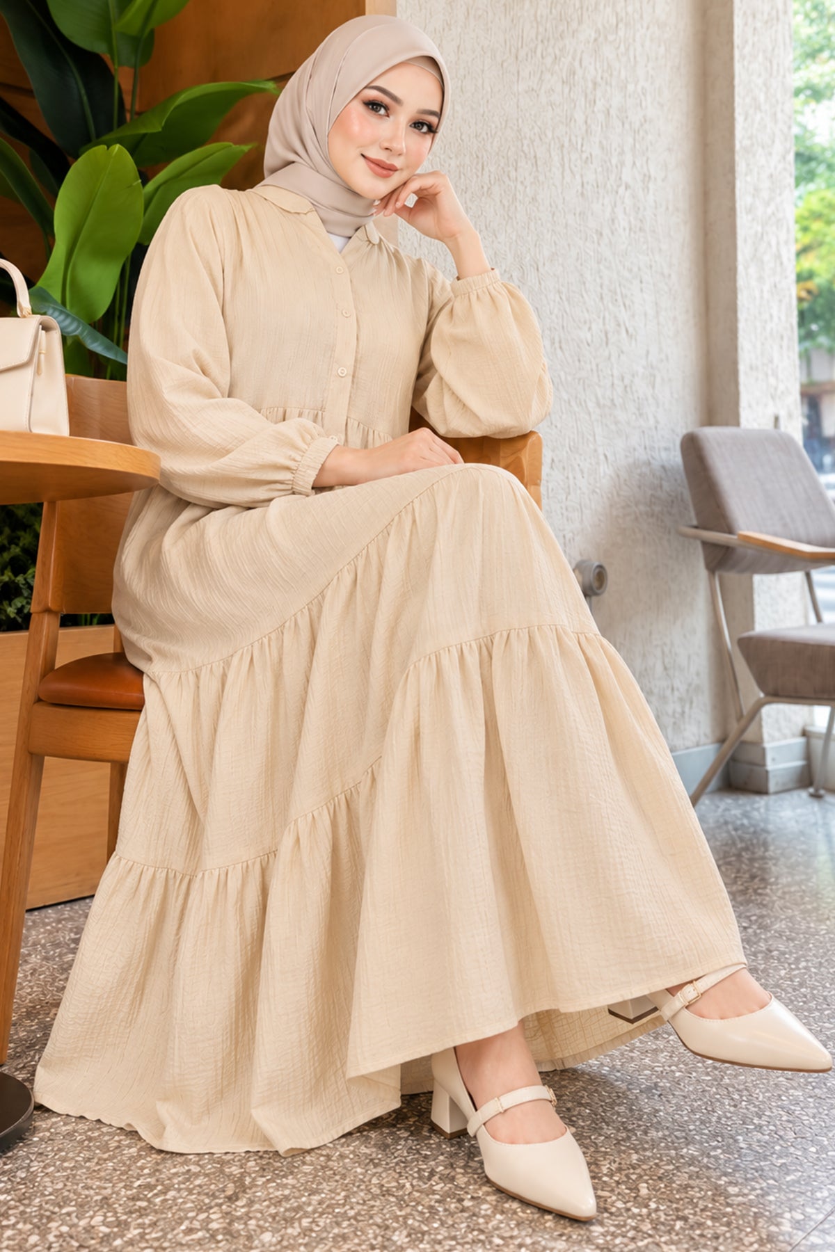 Vestido Beige con Abertura Frontal y Mangas Abullonadas