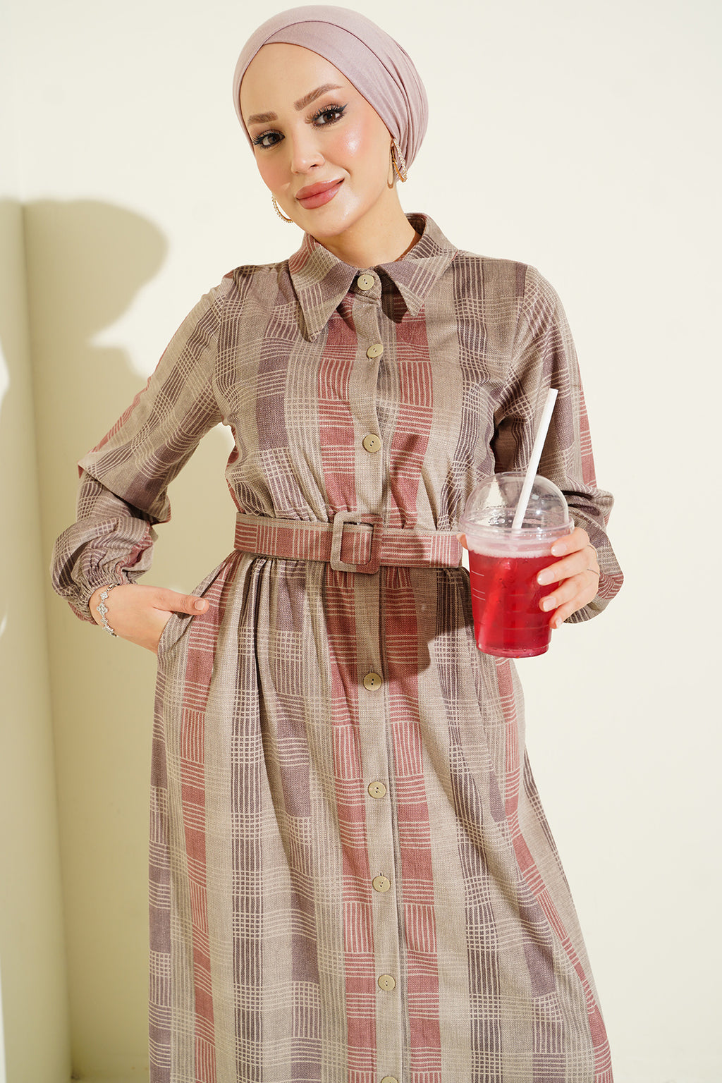 Beiges Karo-Kleid mit durchgehender Knopfleiste aus Cord