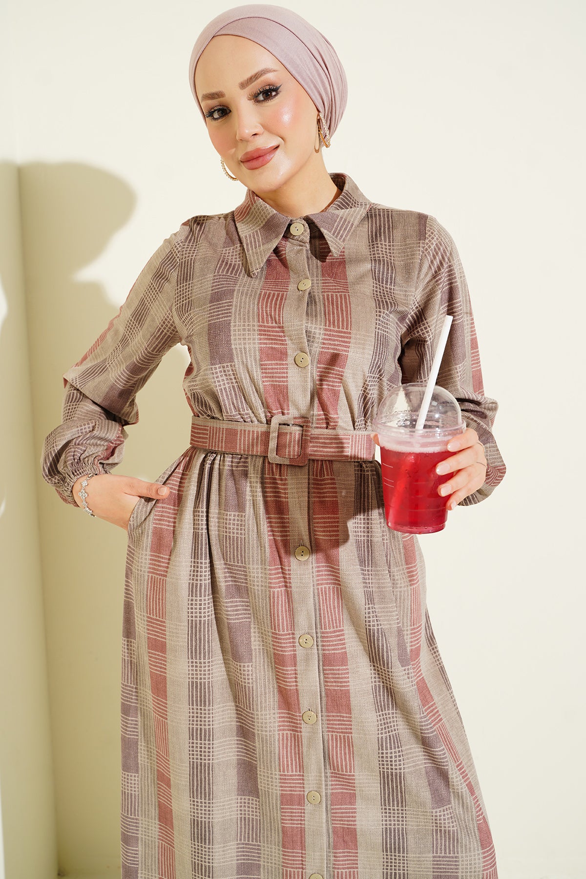 Beiges Karo-Kleid mit durchgehender Knopfleiste aus Cord