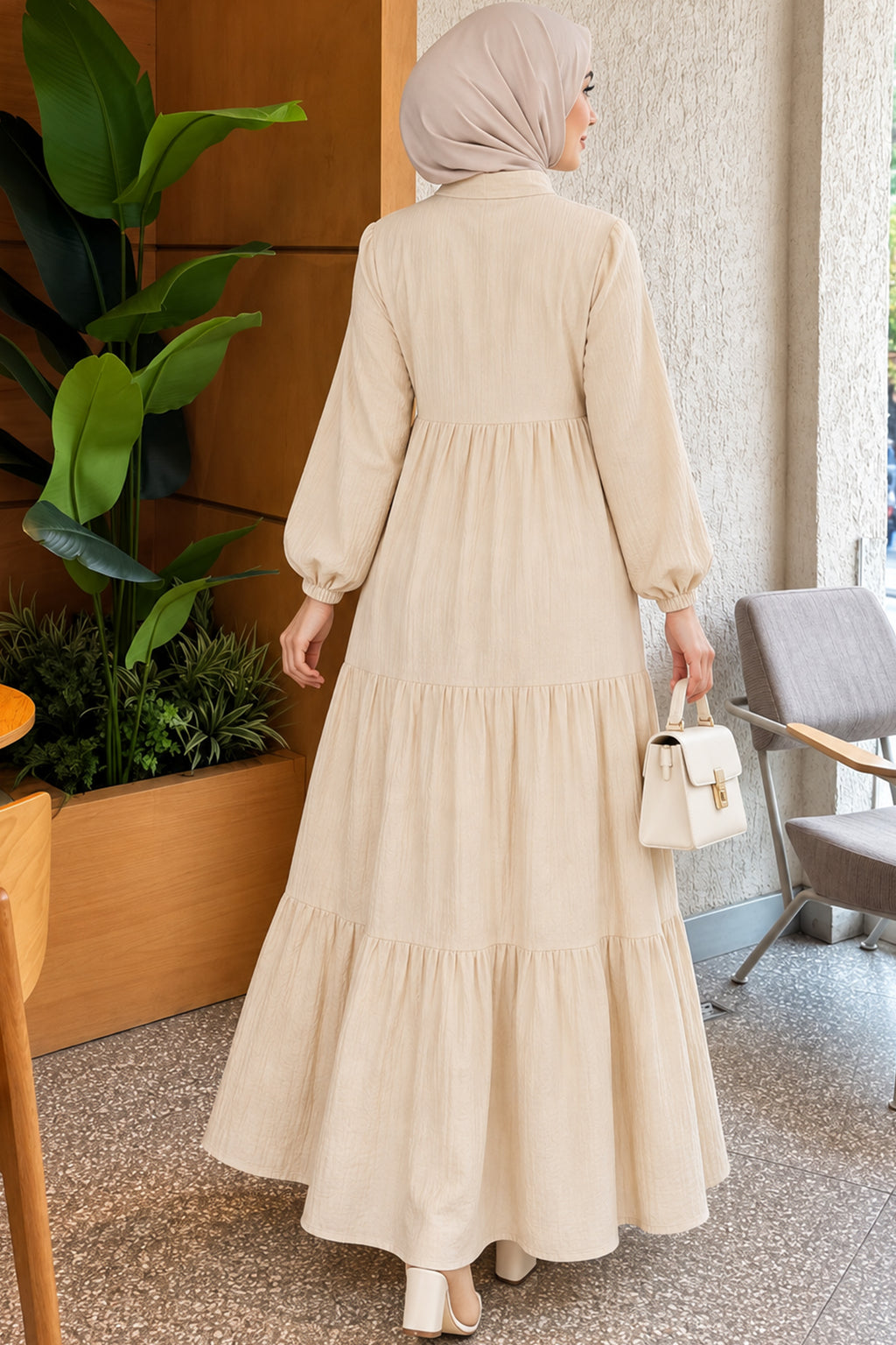 Vestido Beige con Abertura Frontal y Mangas Abullonadas