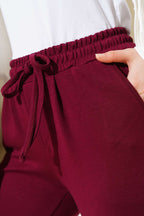 https://cdn.pazarium.com.tr/bel-ipli-paca-lastikli-jogger-pantolon-bordo-565516-13-B.jpg