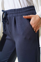 https://cdn.pazarium.com.tr/bel-ipli-paca-lastikli-jogger-pantolon-fume-548358-13-B.jpg